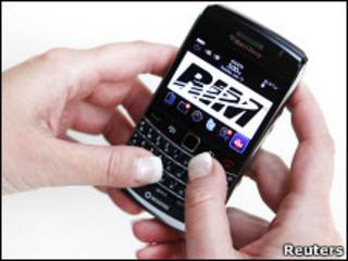Смартфон Blackberry в руках у человека