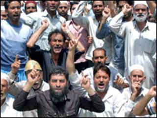 سڑکوں پر مظاہرہ