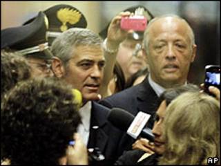 George Clooney llegando al Palacio de Justicia de Milán