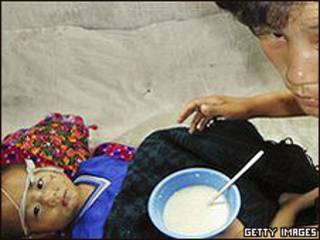 Madre alimentando a su hijo en Corea del Norte