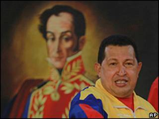 Hugo Chávez em frente a um quadro de Simón Bolívar (foto: AP)