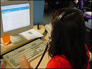Mujer con pantalla de computadora.