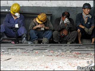 Foto de archivo de mineros tras un accidente
