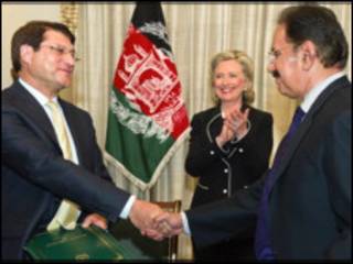 ښاغلی احدي له پاکستاني چارواکو سره