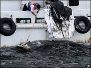 Barcos intentan retirar recoger el crudo