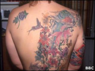 Mujer con tatuaje