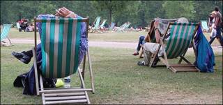 En el parque, leyendo el periódico