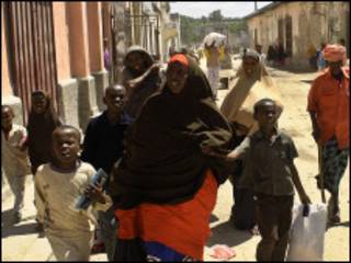 Dadka Muqdisho degan oo ka qaxaya dagaalada