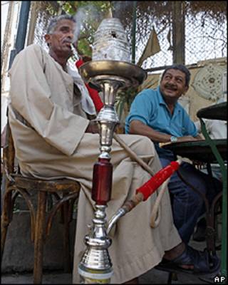 Homem fuma narguilé no Cairo