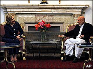 Hillary Clinton y Hamid Karzai