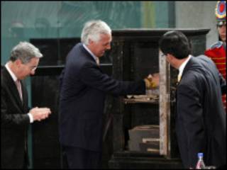 Samuel Moreno y Álvaro Uribe abren urna centenaria