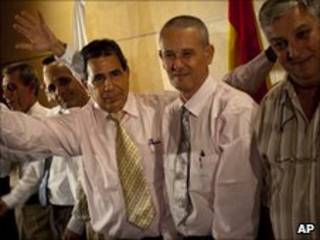 Prisioneiros cubanos chegam a aeroporto de Madri, Espanha (foto: AP)