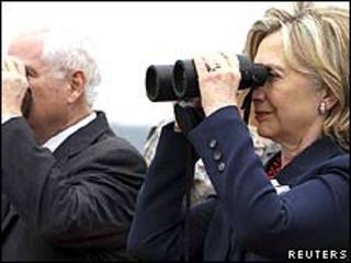 Hillary Clinton y Robert Gates en Corea