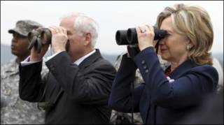 Bà Clinton cùng Bộ trưởng Quốc phòng Mỹ tại khu phi quân sự