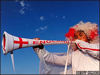 Niño inglés con una vuvuzela
