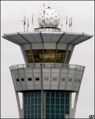 Torre de control aéreo en aeropuerto de Orly
