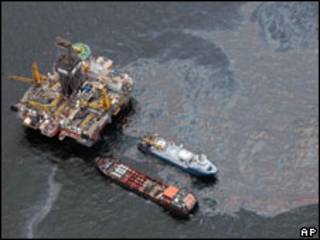 Trabalhos de contenção de vazamento de óleo no Golfo do México (AP, 16 de julho)