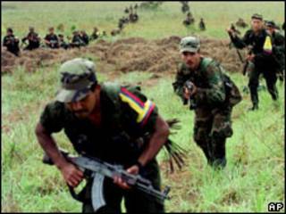 Foto de arquivo mostra guerrilheiros das Farc em treinamento (AP)