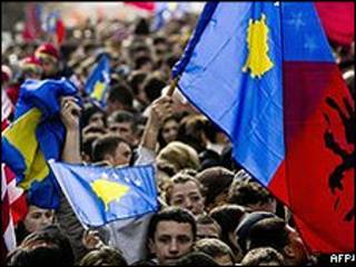 Kosovo celebrou o primeiro aniversário de sua declaração unilateral de independência em 2009 pelas ruas de Pristina (foto: AFP)