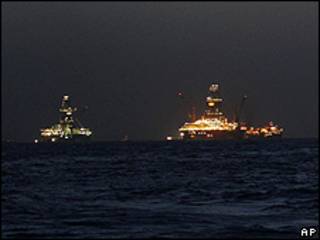 Decenas de barcos trabajan en las labores de limpieza del derrame.