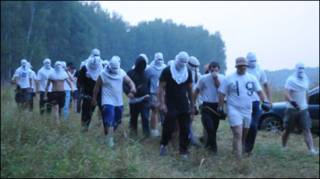 Люди в масках (фото с сайта http://ecmoru.livejournal.com)