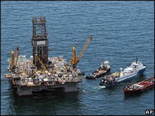 Driller3 y otros barcos que trabajan en la zona afectada por el derrame.
