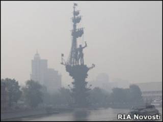 Памятник Петру I в Москве в дымке
