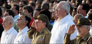 Ceremonia por el Día de la Rebeldía Nacional en la plaza Che Guevara de Santa Clara. De izquierda a derecha: vicepresidente de Cuba, José Ramón Machado Ventura, ministro venezolano de Electricidad, Alí Rodríguez, Raúl Castro, ministro de Energía de Venezuela, Venezuela, Rafael Ramírez, y comandante de la revolución cubana Ramiro Valdez.
