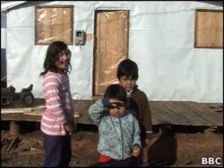 Crianças no acampamento de Puertas Verdes, em Maule, Chile