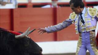 Santander'deki boğa güreşi sırasında bir matador