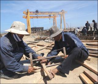 Công nhân Vinashin ở khu đóng tàu Dung Quất