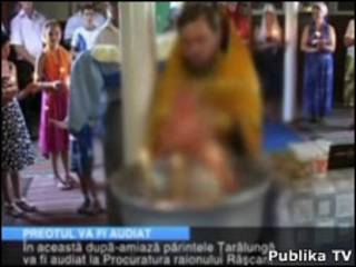 Vídeo amador mostra o momento em que o padre mergulha a criança (Cortesia Publika TV)