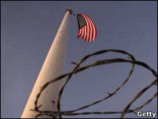 Bandera de Estados Unidos cerca de la frontera con México