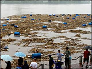 Barriles de sustancias tóxicas en el río