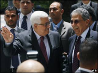 O presidente palestino Mahmoud Abbas e o secretário-geral da Liga Árabe, Amr Moussa