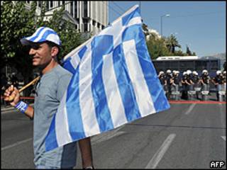 Caminhoneiro em frente ao Parlamento grego (foto: AFP)