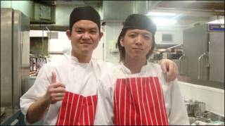 Bếp trưởng Ricky (trái) và phụ bếp Tony
