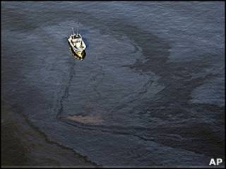 Un pesquero navega en aguas con petróleo en el Golfo de México
