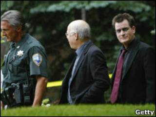 Charlie Sheen a la salida del tribunal en Colorado
