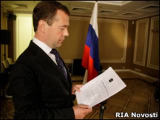 Президент Дмитрий Медведев с только что подписанным указом