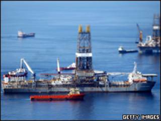 Trabajos en los alrededores del pozo de BP en el Golfo de México.
