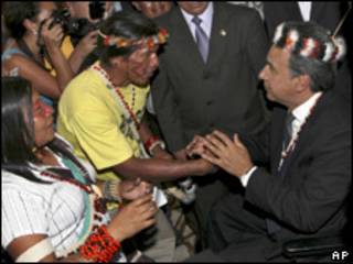 Vice-presidente do Equador, Lenin Moreno, é cumprimentado por indígenas após assinatura de acordo (AP, 3 de agosto)