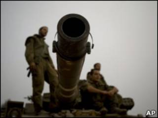 Soldados israelenses na fronteira com o Líbano
