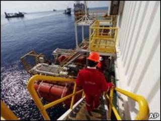 Navios trabalham nas proximidades de poço danificado no Golfo do México nesta terça-feira
