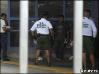 Policías fronterizos e inmigrantes