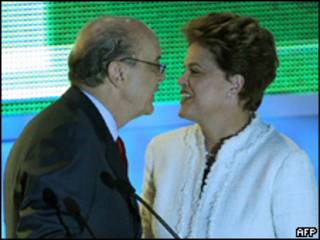 Dilma e Serra conversam antes de debate nesta quinta-feira (AFP, 5 de agosto)