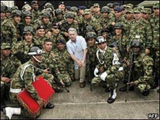 Uribe rodeado de soldados en el departamento de Caquetá