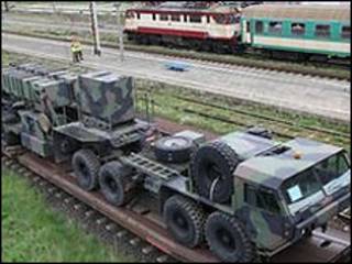 Военная техника на железнодорожной платформе