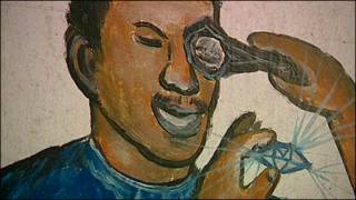 Pintura hombre examinando un diamante