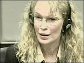 Mia Farrow lokacin da take bada shaida